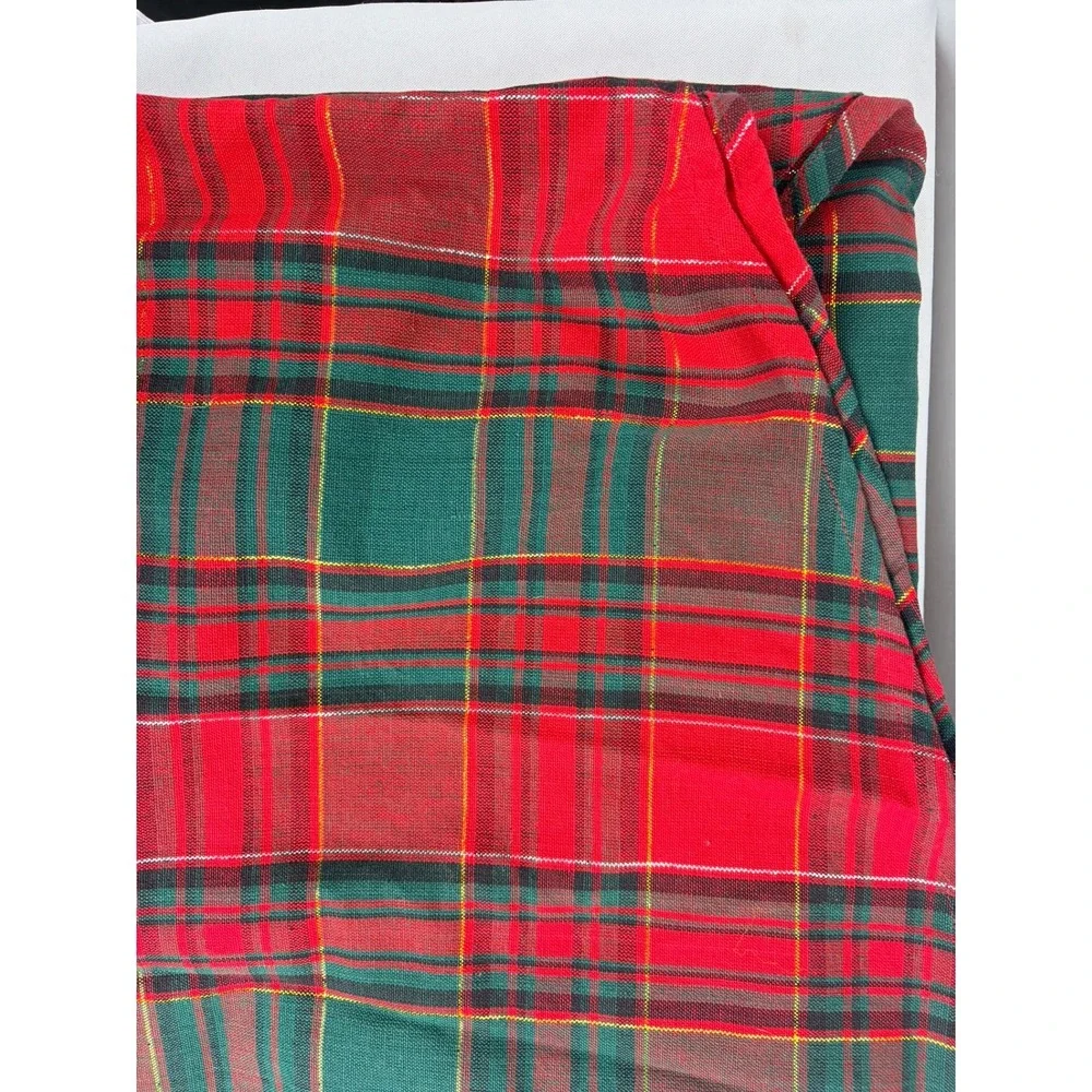 Vintage Christmas Red Green Plaid Tablecloth Gold Metallic Thread 70 x‎ 72 Round